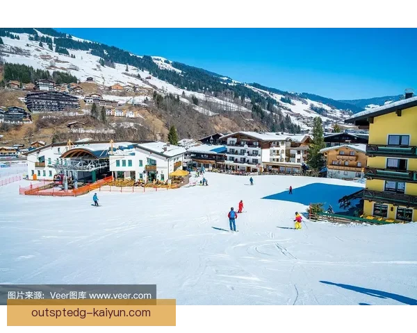 阿尔卑斯山区迎来滑雪季，奥地利活动吸引众多游客参与